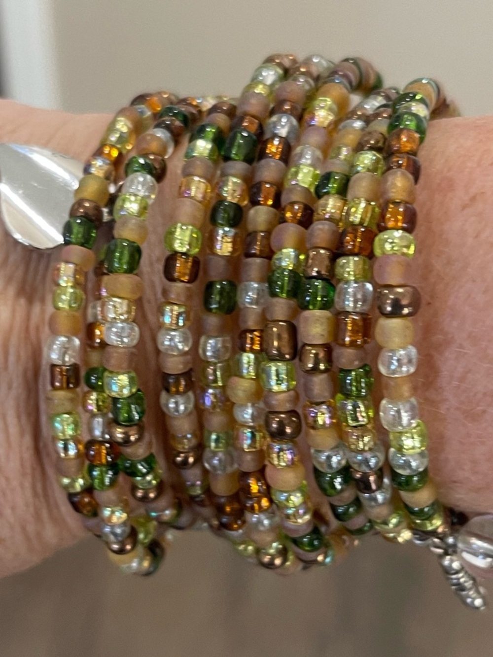 Set of 5 Bracelets and one pair of dangly shell Earrings.  Green/Yellow tones - Picture 5 of 14